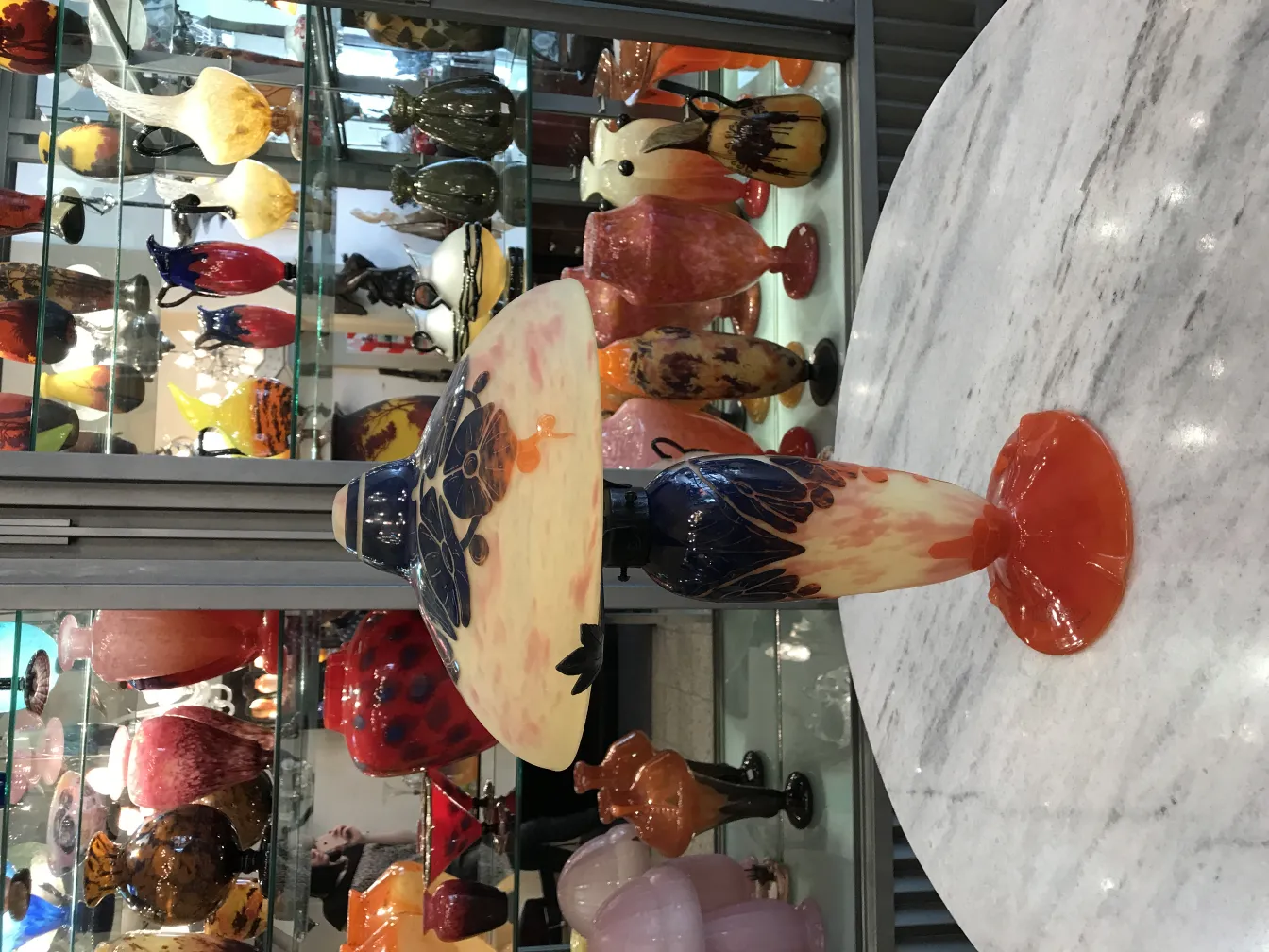 Lampe en verre signé Le Verre avec des couleurs vives, entourée d'antiquités