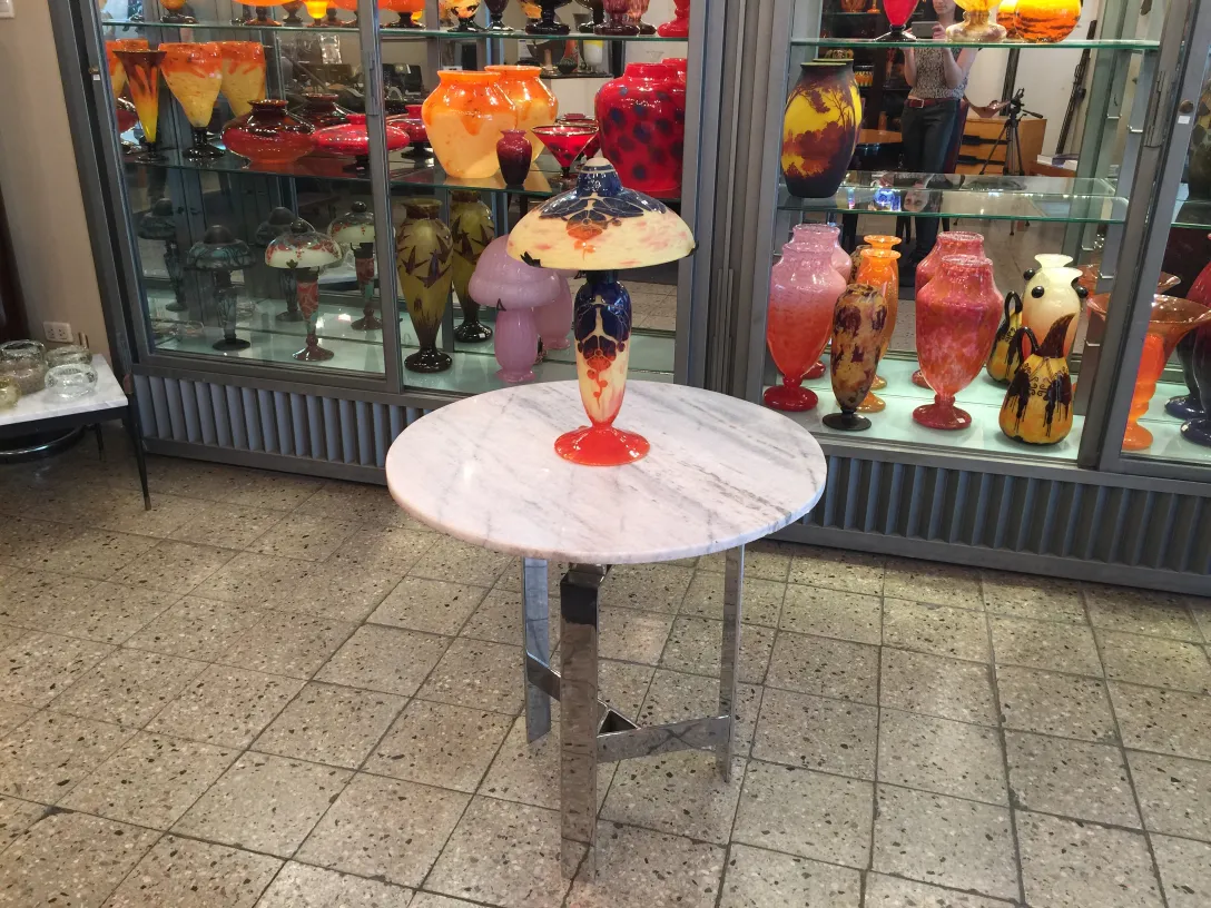 古董签名玻璃 Le Verre，装饰有多彩图案。展示柜内还有其他古董物品。