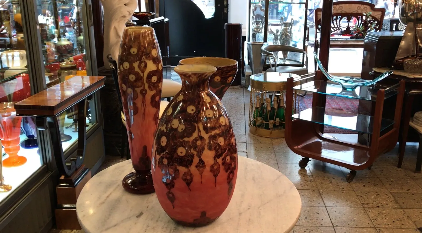 vases en verre anciens avec motif floral dans une boutique