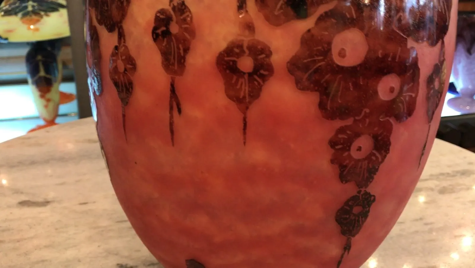 Hermoso vidrio firmado Le Verre con decoración floral, antigüedad