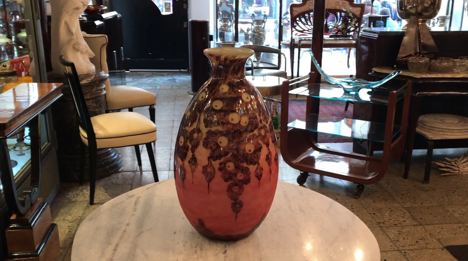 vaso antigo com design floral em tons de laranja e marrom