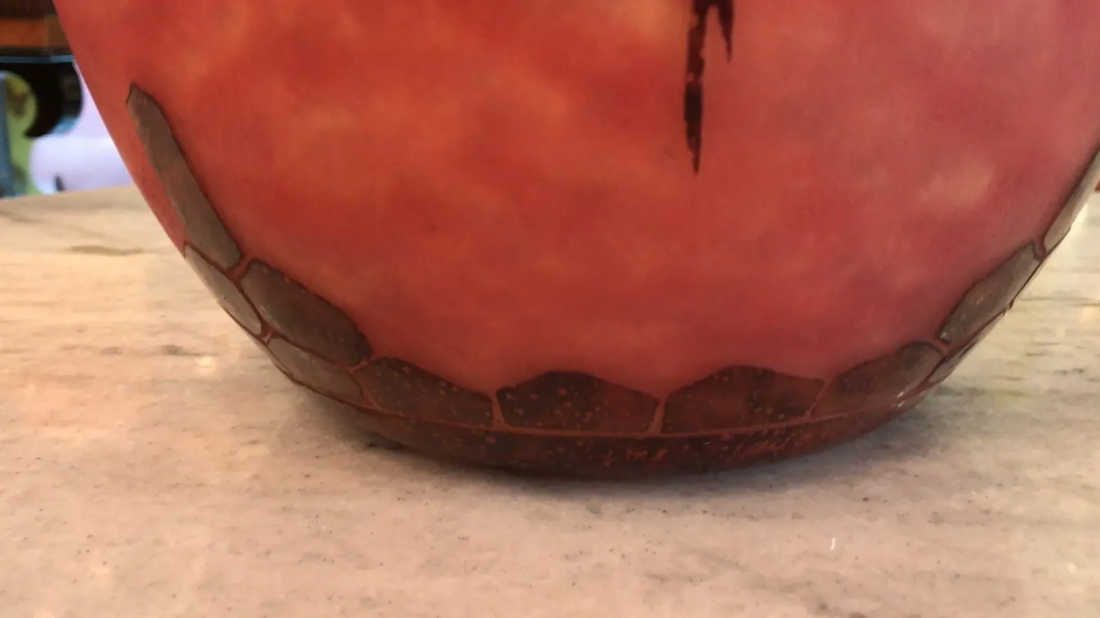 زجاج موقّع قديم le verre بتصميم ملون مميز وقاعدة زخرفية.