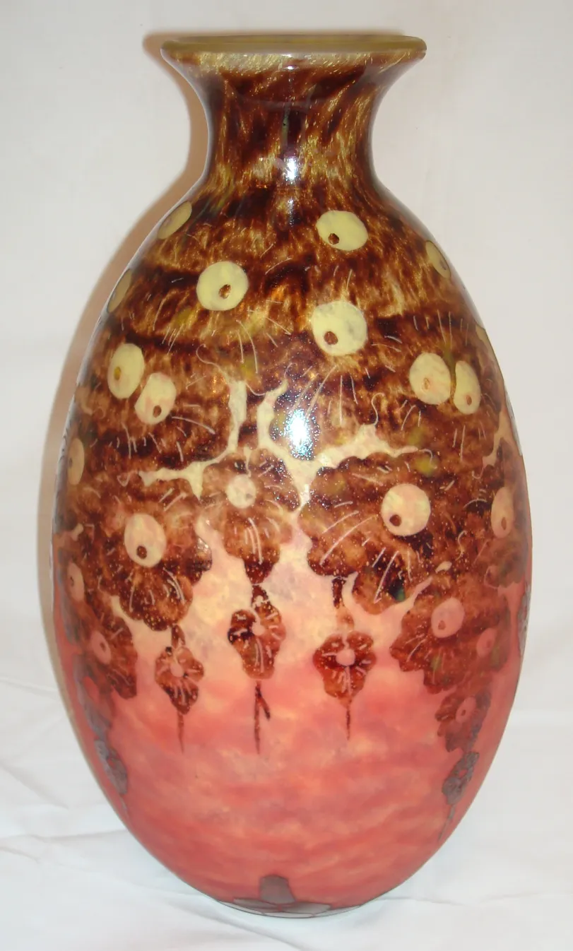 jarrón antiguo de vidrio con decoración floral en tonos marrón y rosa