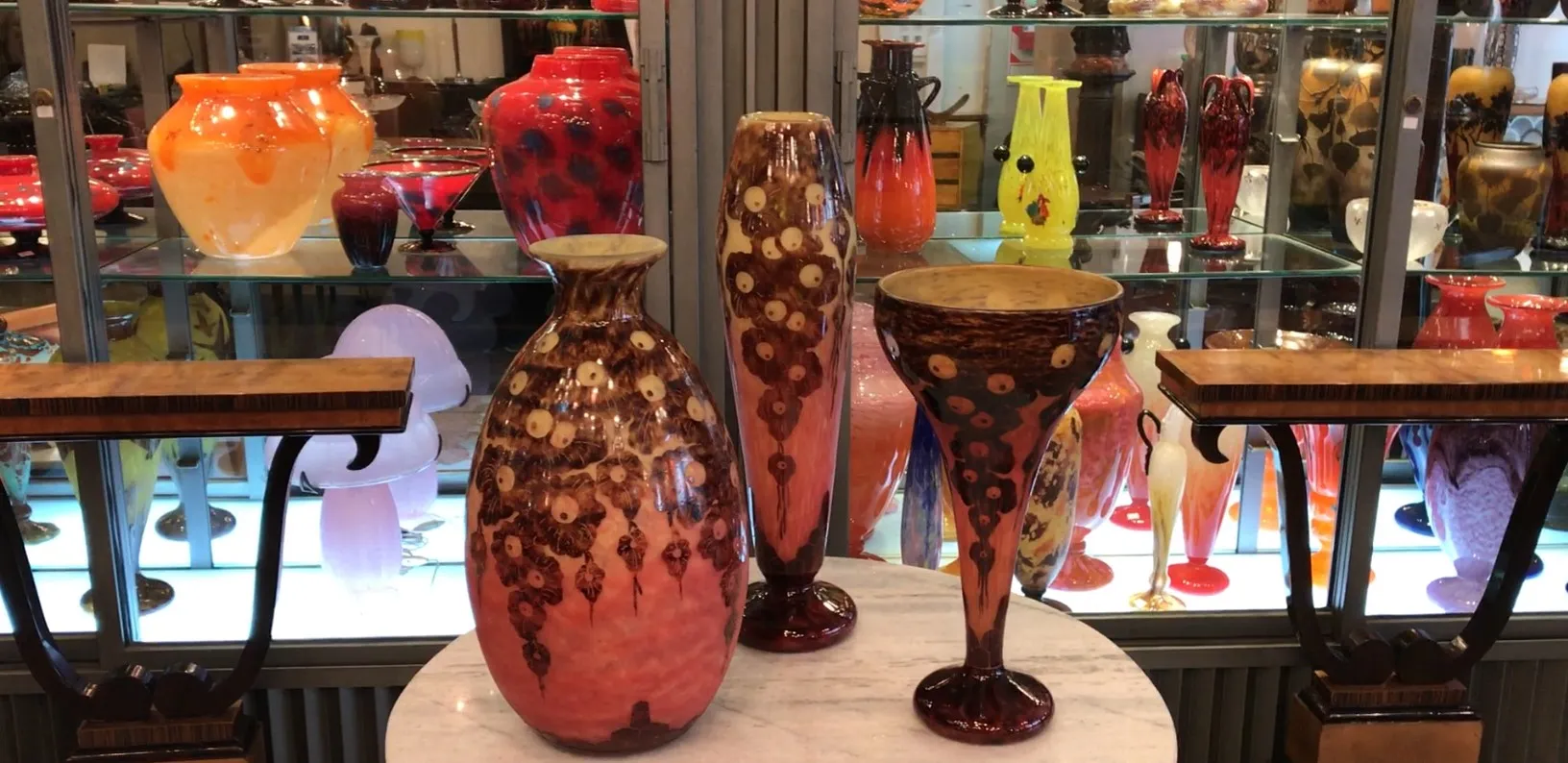 زجاج موقّع قديم le verre مع عناصر زخرفية ملونة.