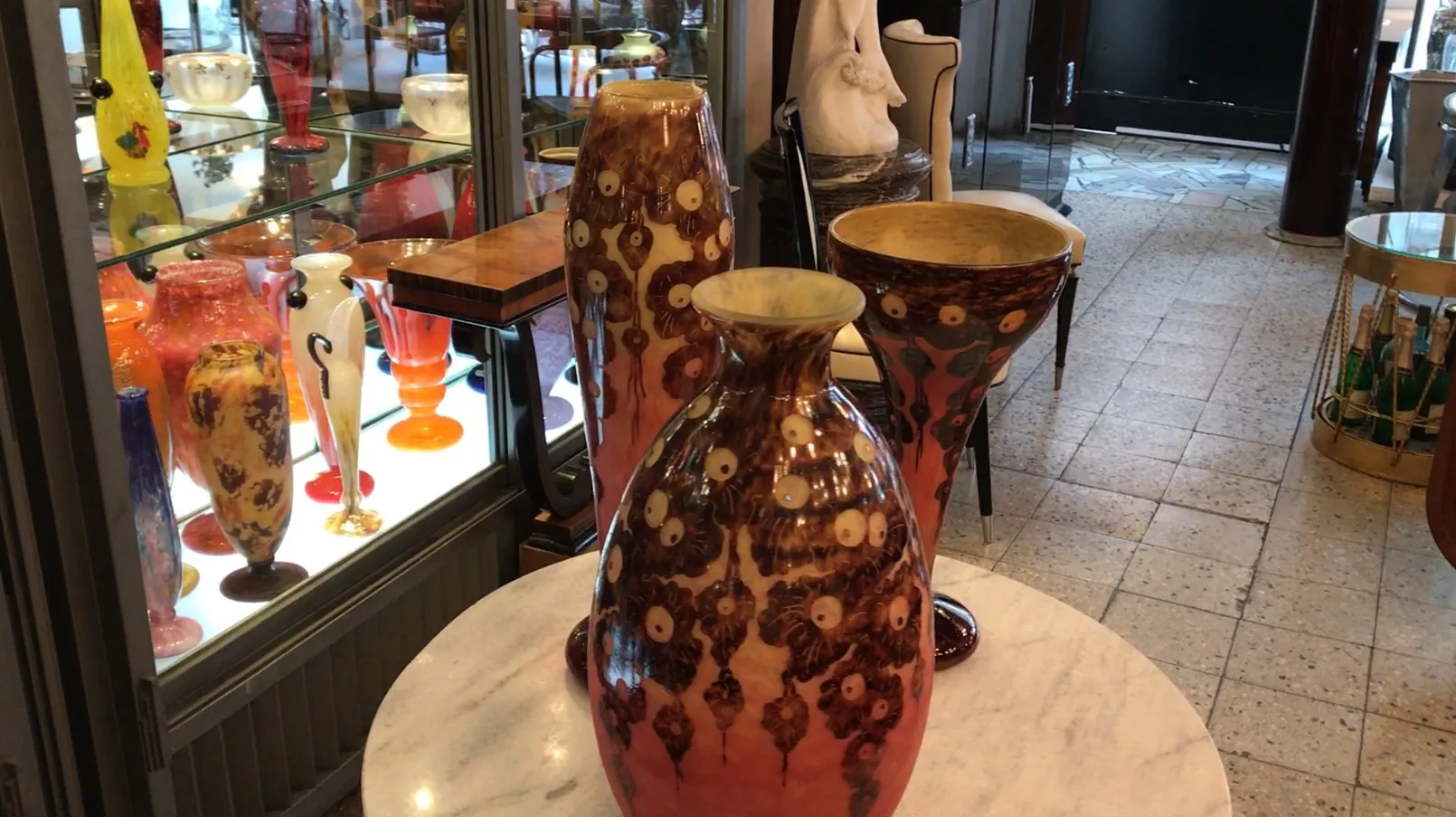 三个古董装饰玻璃花瓶展出