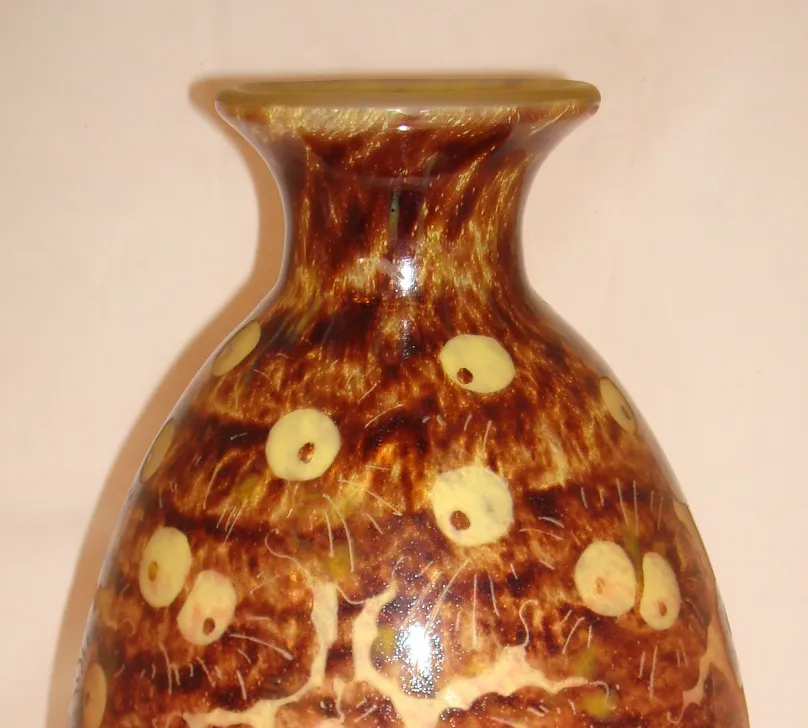 Vase avec motifs bruns et jaunes, forme élégante, antiquité