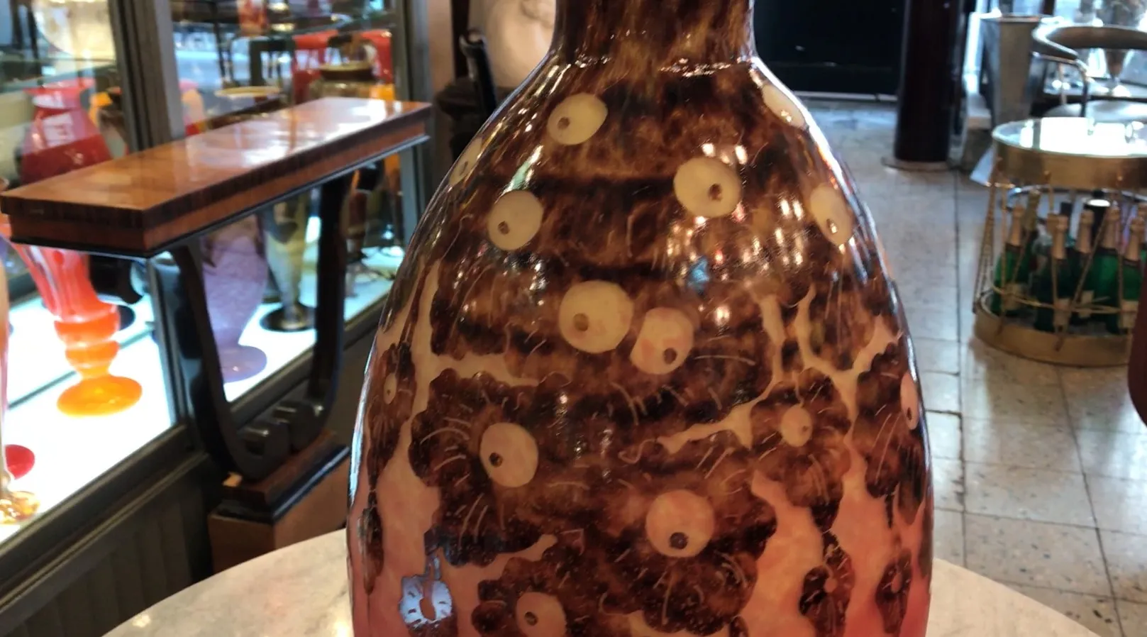 signiertes glas mit braunen und beigen mustern, antiquität