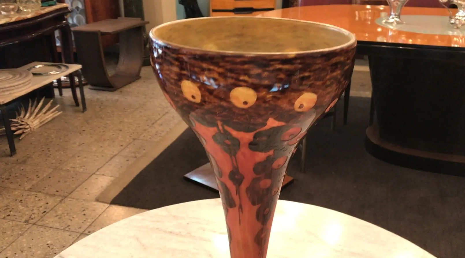 Vista de antiguidade vidro assinado Le Verre em ambiente antigo