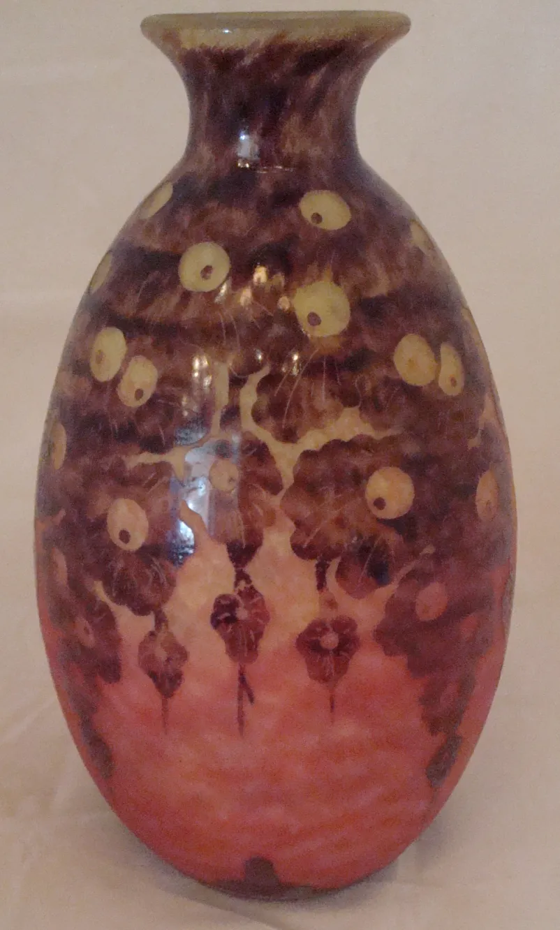 Un vetro antico firmato Le Verre con colori vivaci e decorazioni floreali.