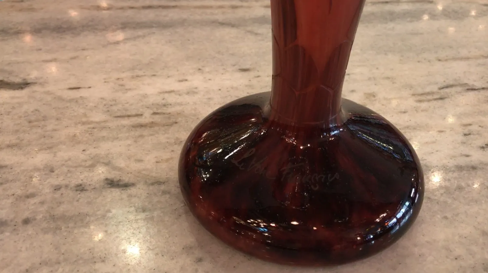 Antiguidades, vidro assinado, Le Verre, design elegante, base escura.