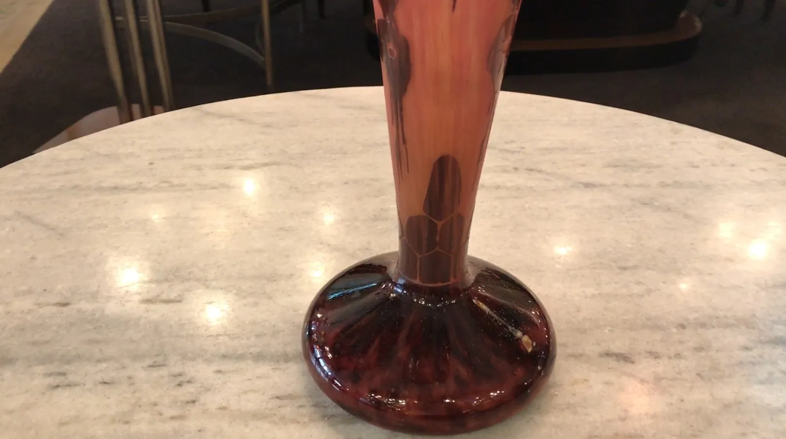 Vetro antico firmato Le Verre in stile francese con base elegante.