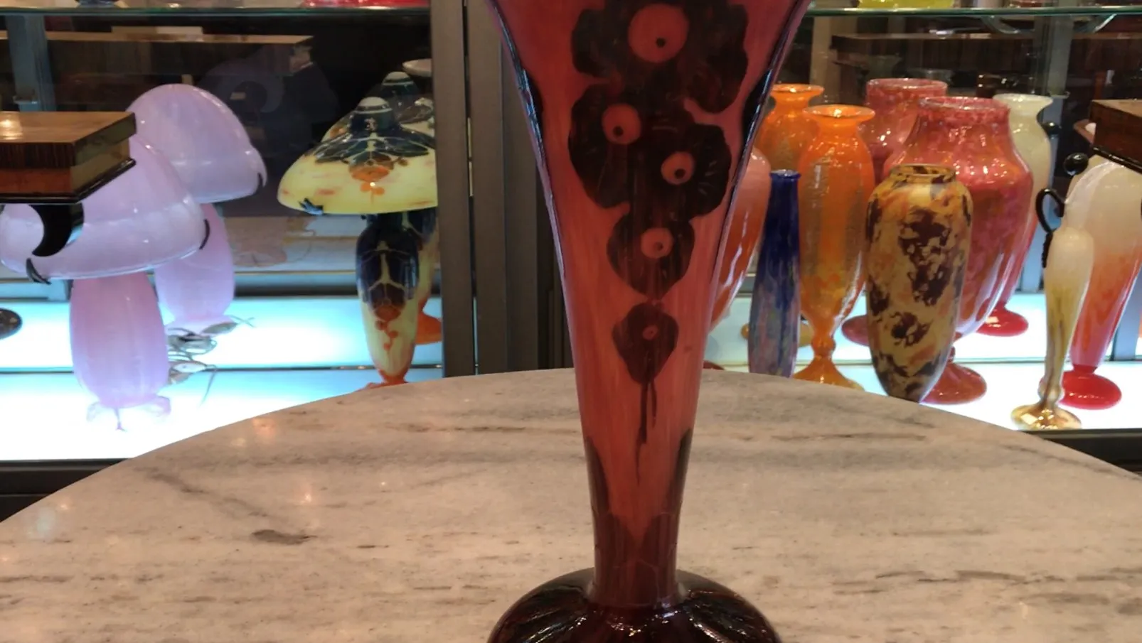 vase avec motif floral dans des teintes roses, fond clair