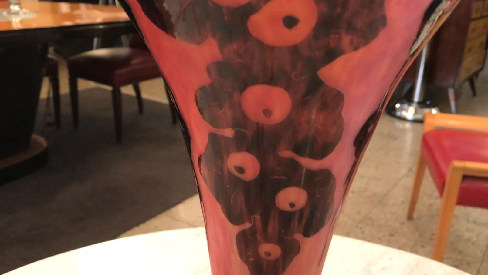 Vase ancien avec des motifs circulaires rouges