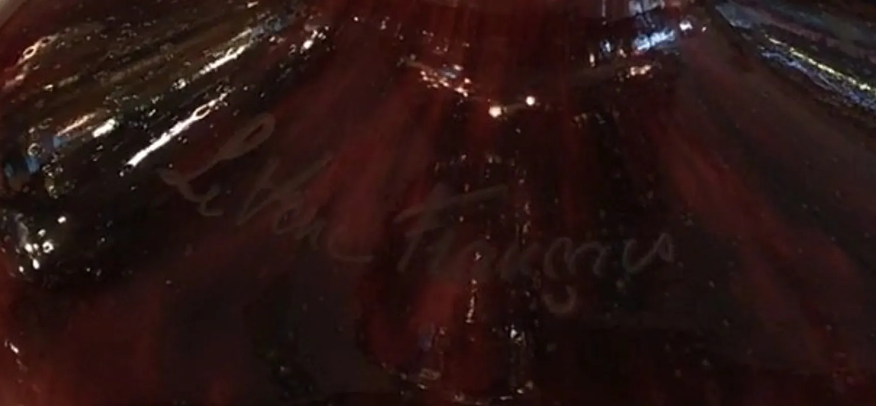 Verre ancien signé avec le nom Le Verre, design élégant.