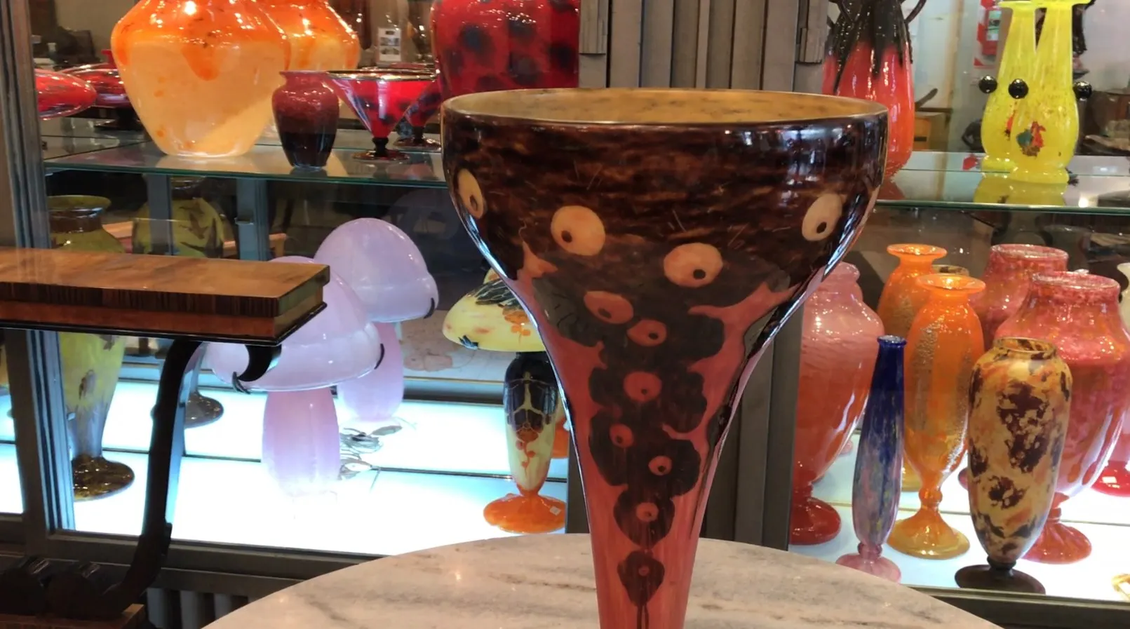 Vaso con diseño único y colores vibrantes, antigüedad.