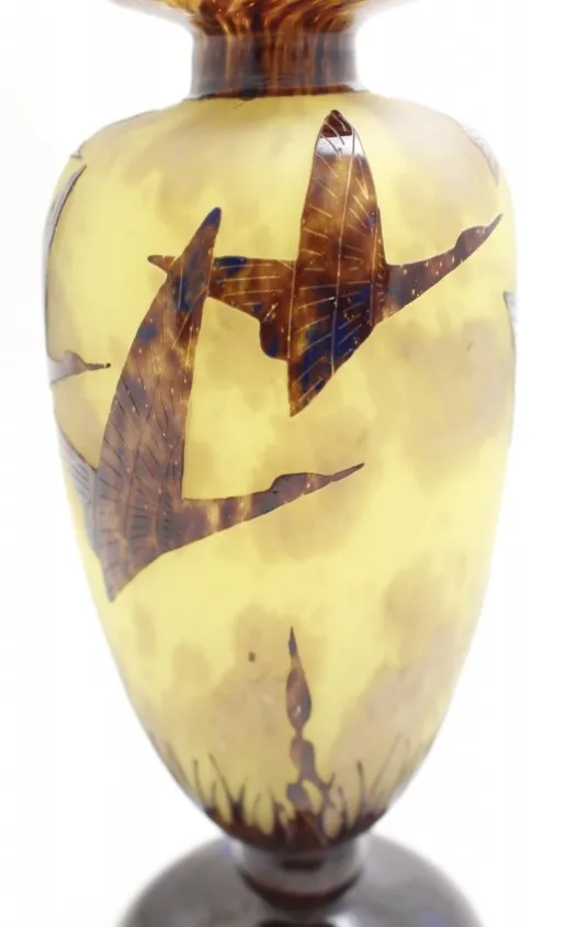 verre ancien avec motif d'oiseaux en jaune