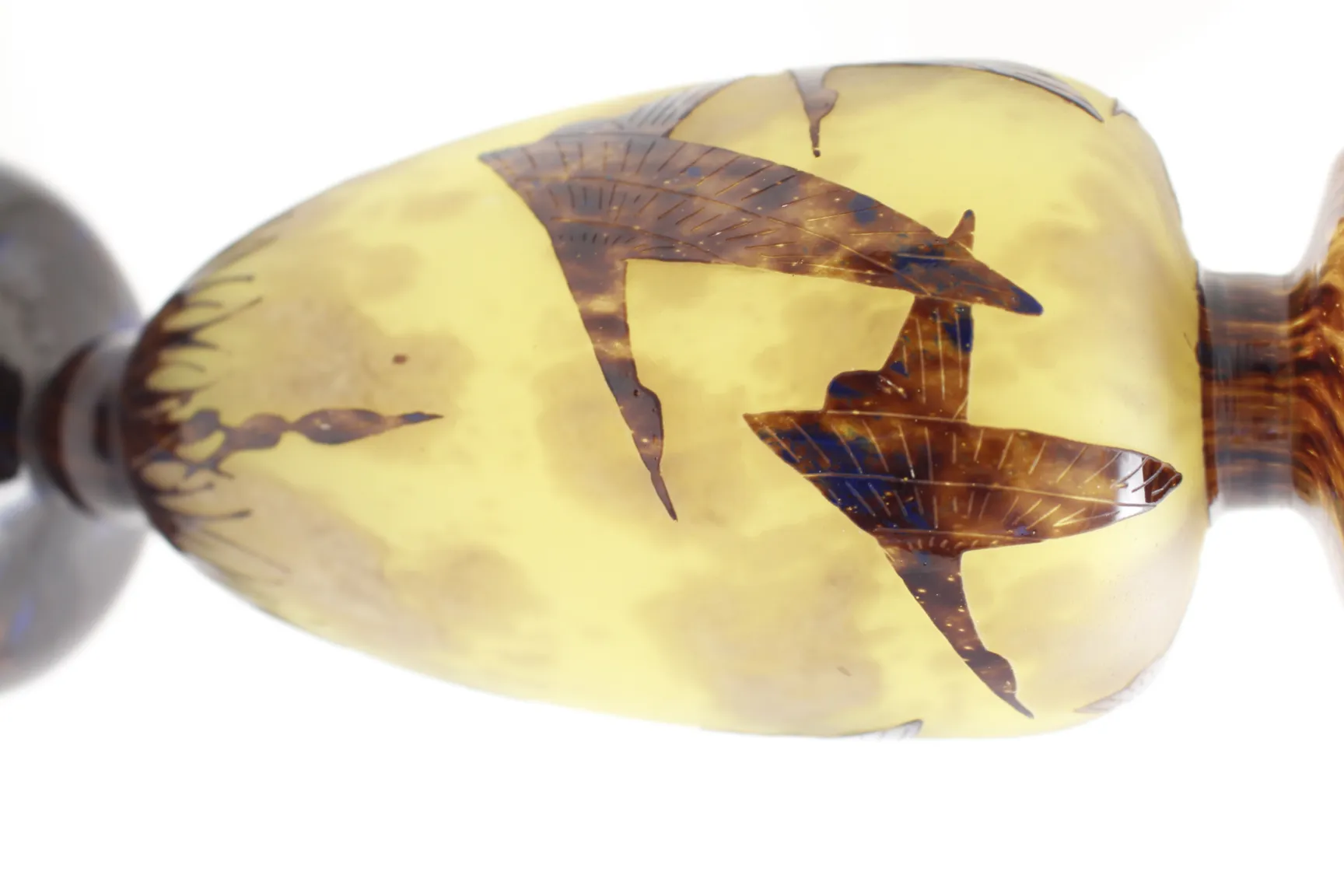 Vidrio firmado Le Verre con diseños en tonos marrón y amarillo, decoración artística.