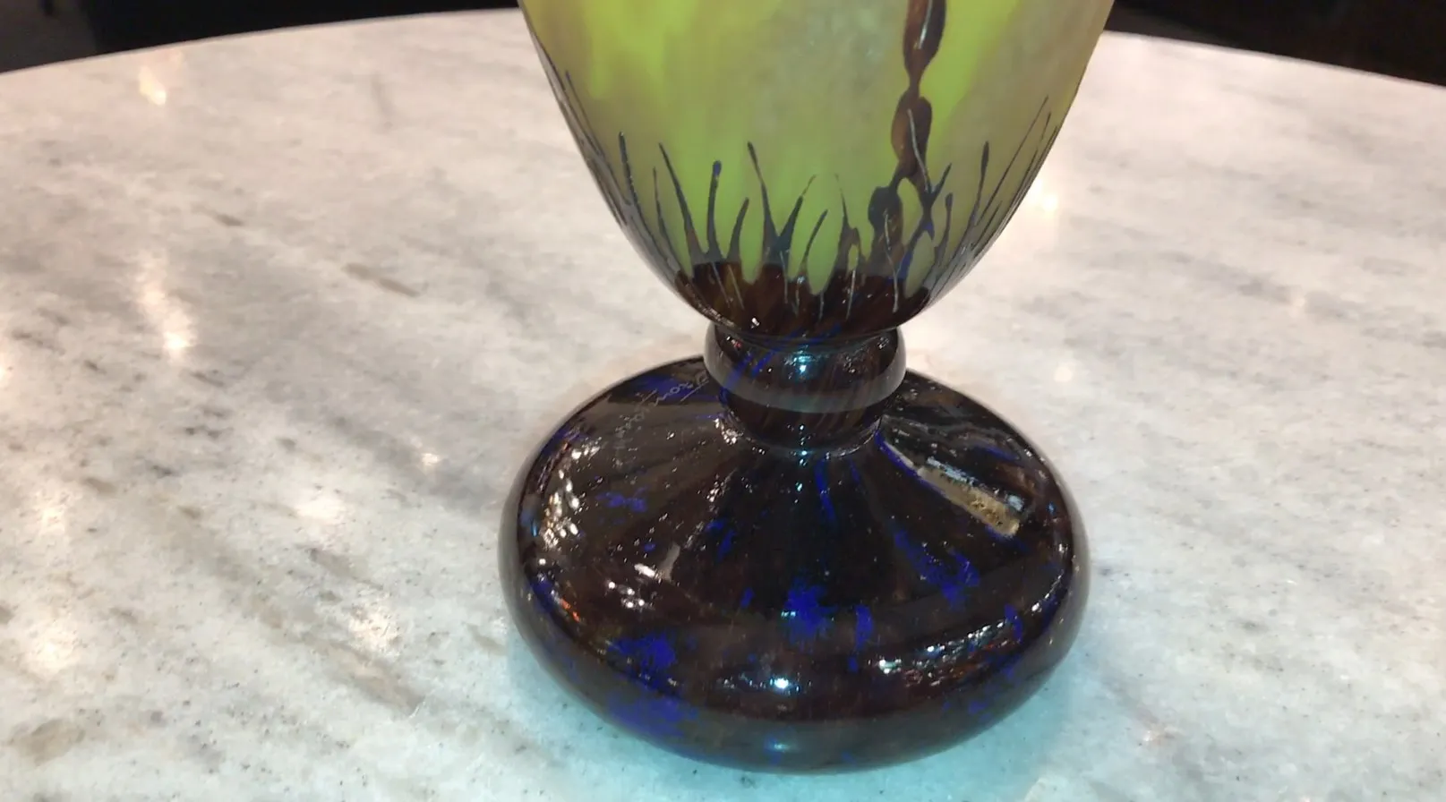 Antigüedad de vidrio firmado Le Verre con detalles en la base.