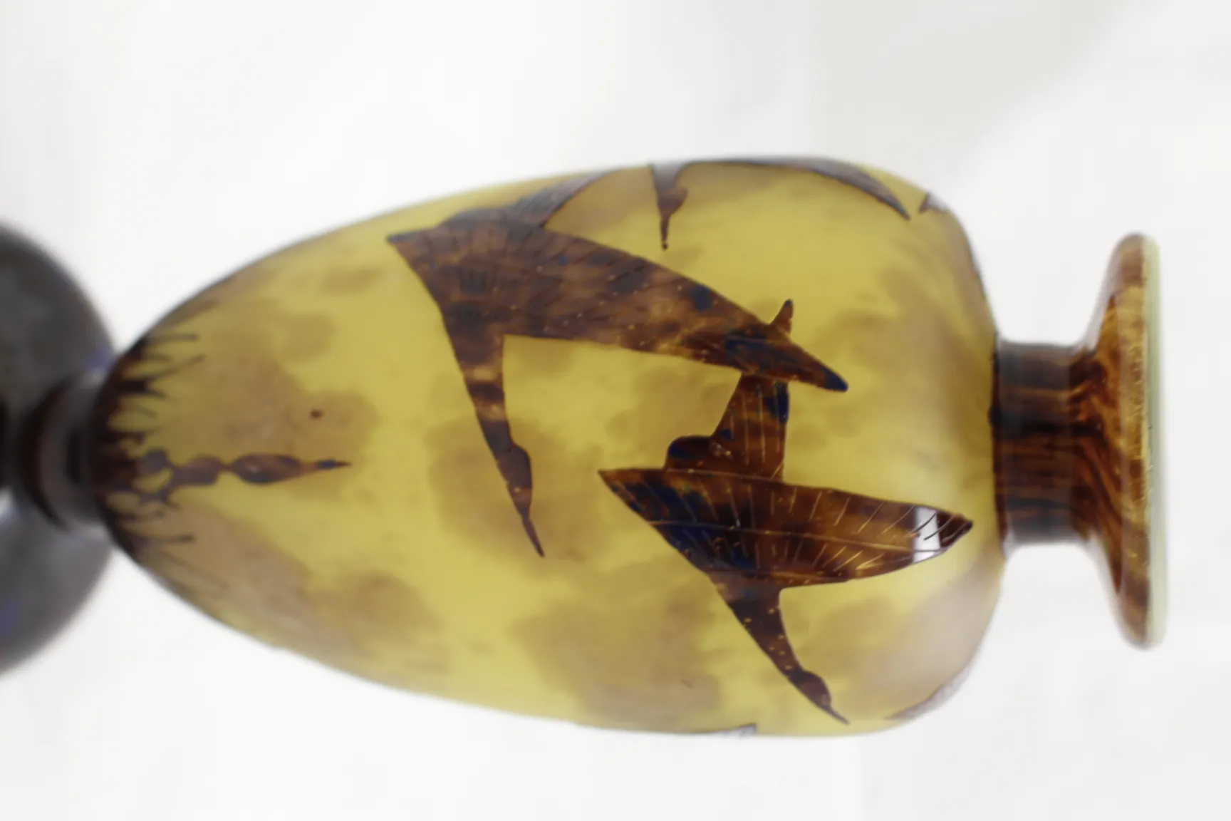 Antiquité verre signé Le Verre avec design décoratif à l'intérieur