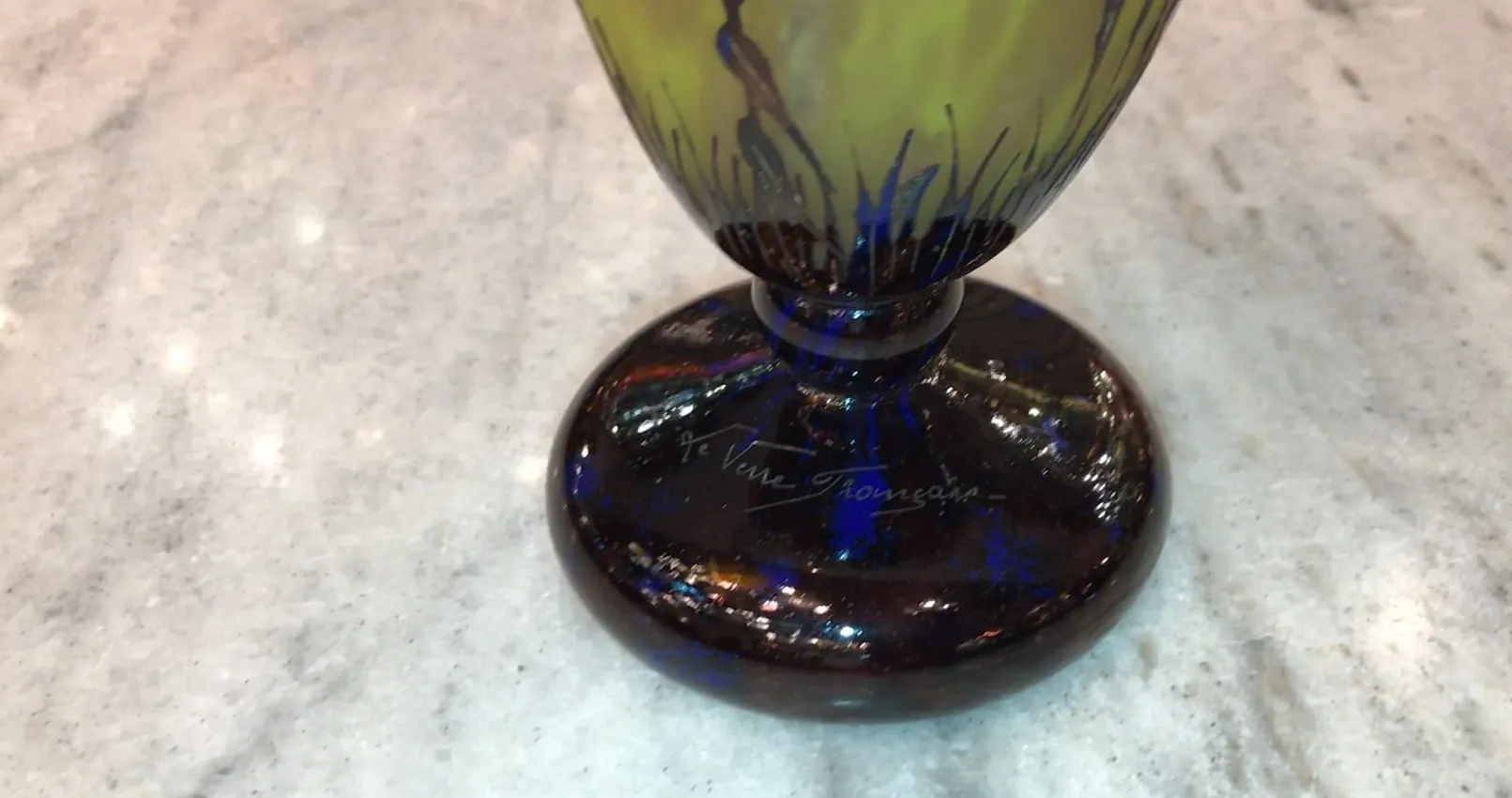 Vidro antigo assinado Le Verre com design intrincado