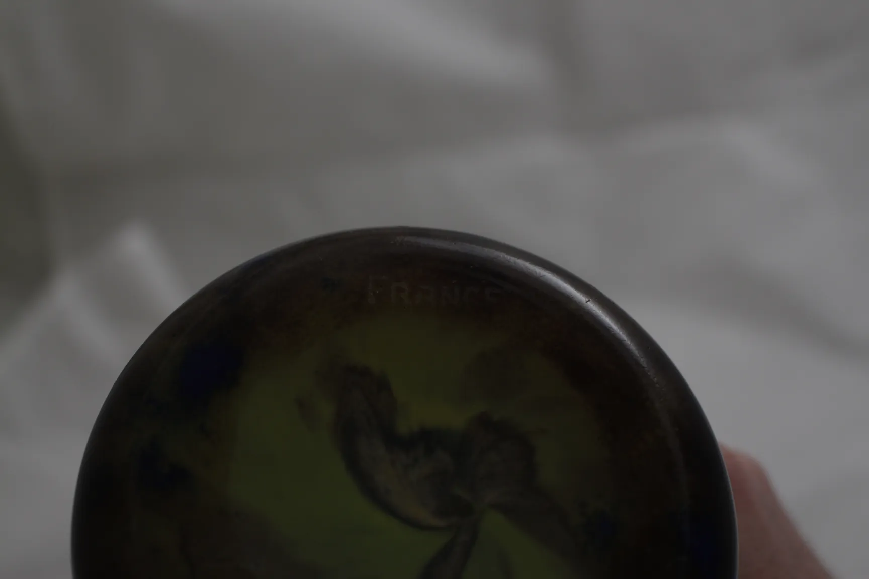 签名玻璃 Le Verre 带花卉图案，中性背景