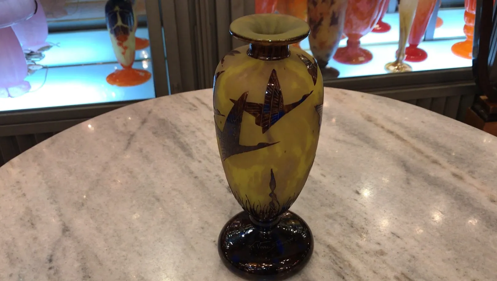 vase ancien en verre avec motif d'oiseaux en couleur jaune