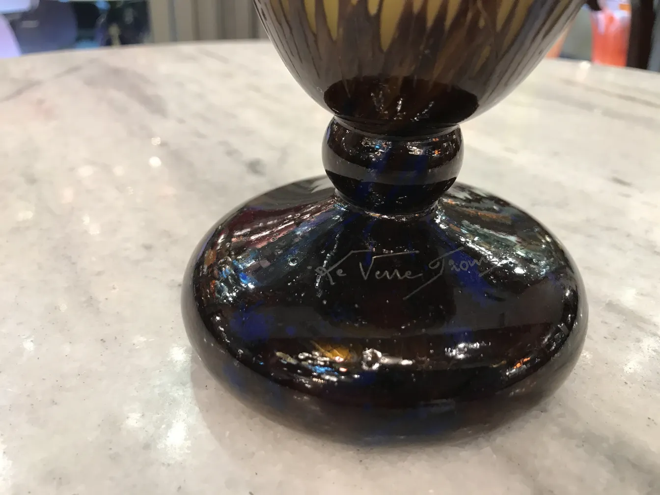 قاعدة زجاج موقّع باسم Le Verre، تفاصيل زخرفية.