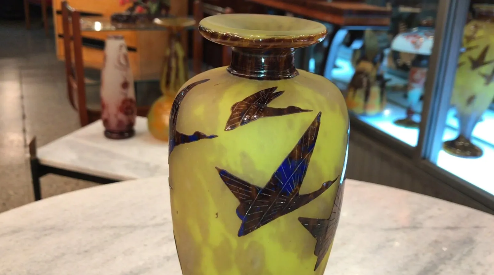 vaso antigo de vidro com design de pássaros em amarelo