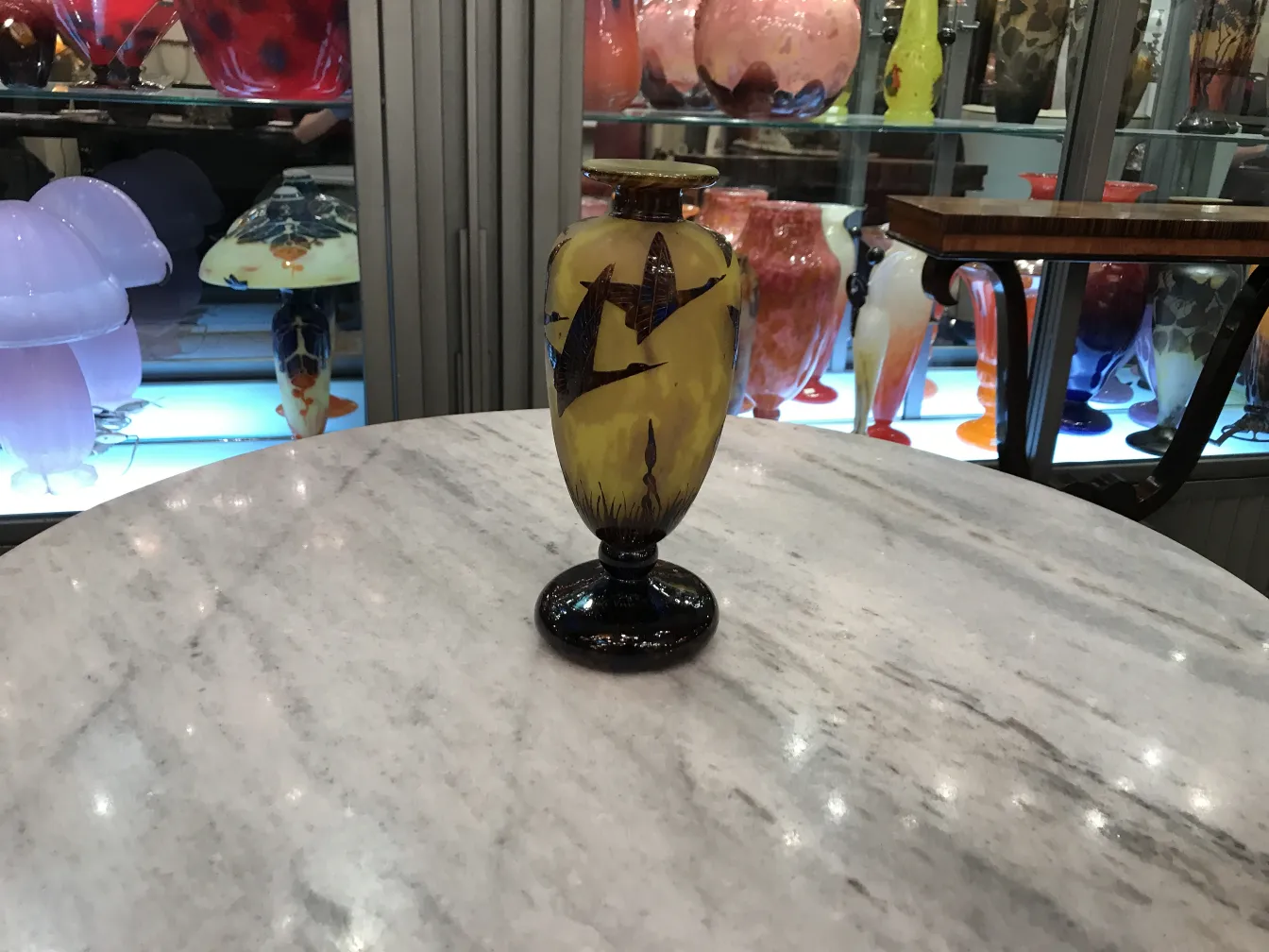 Vaso antigo com decorações e assinado