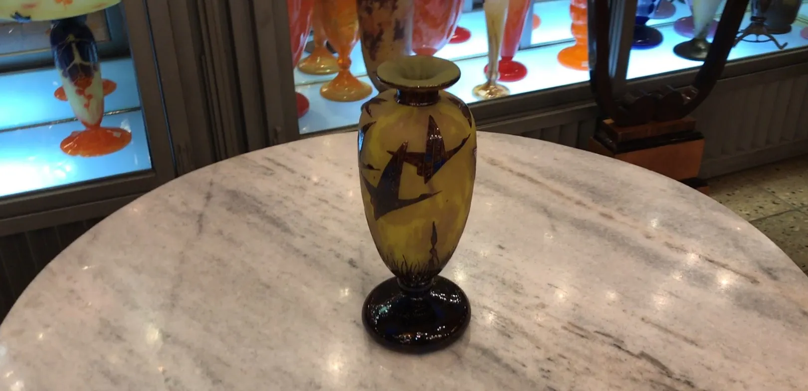 デザインのあるアンティークサイン入りグラスle verre