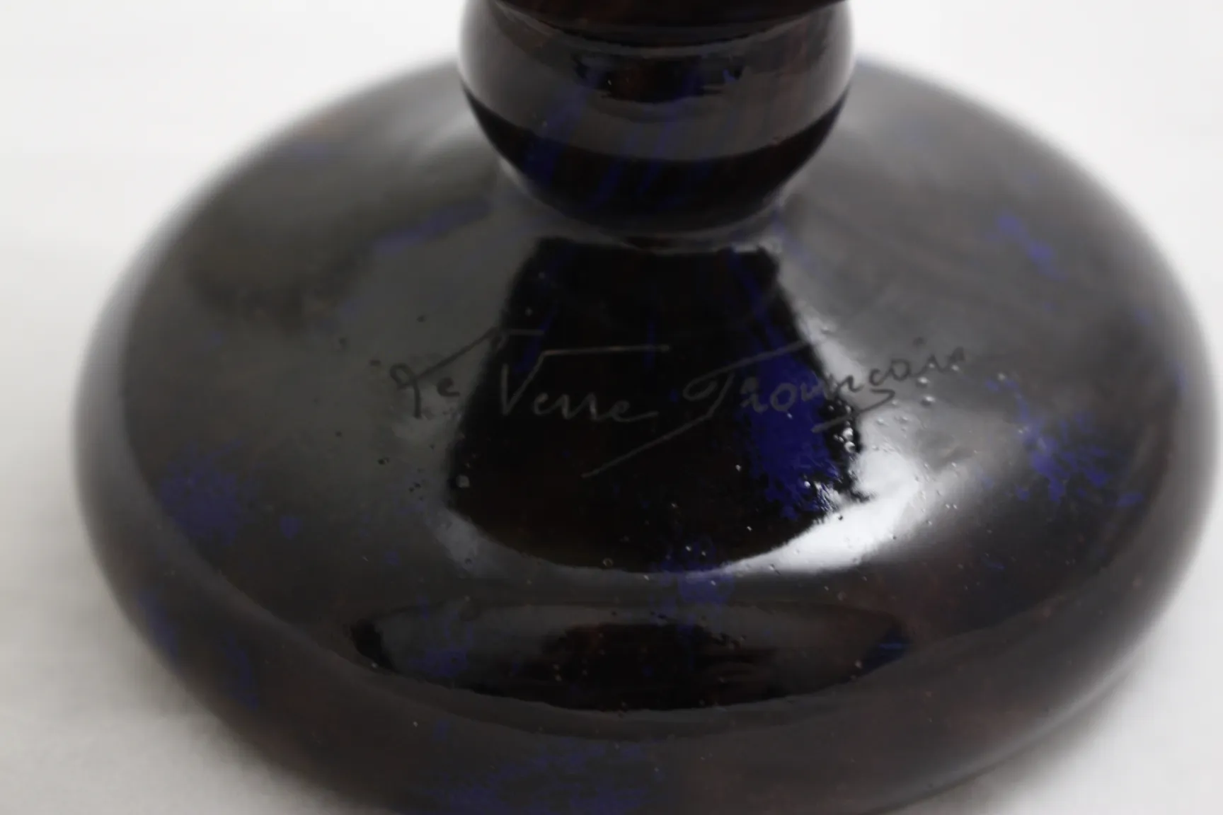 старинное стекло с видимой подписью Le Verre темного цвета