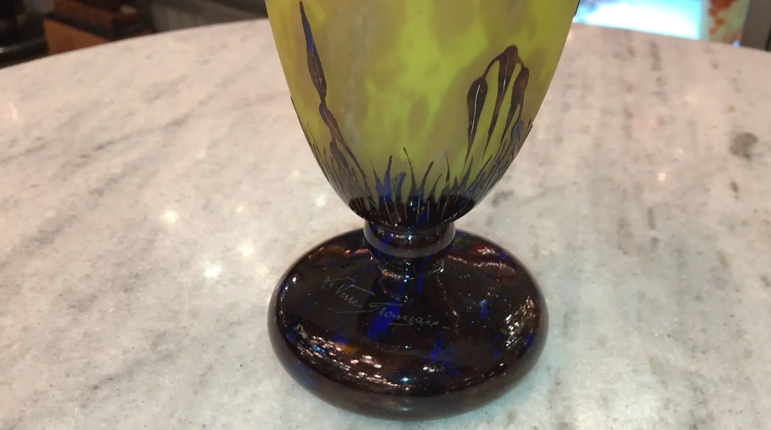 signiertes glas mit dunklem grund und blauen dekorationen, antik