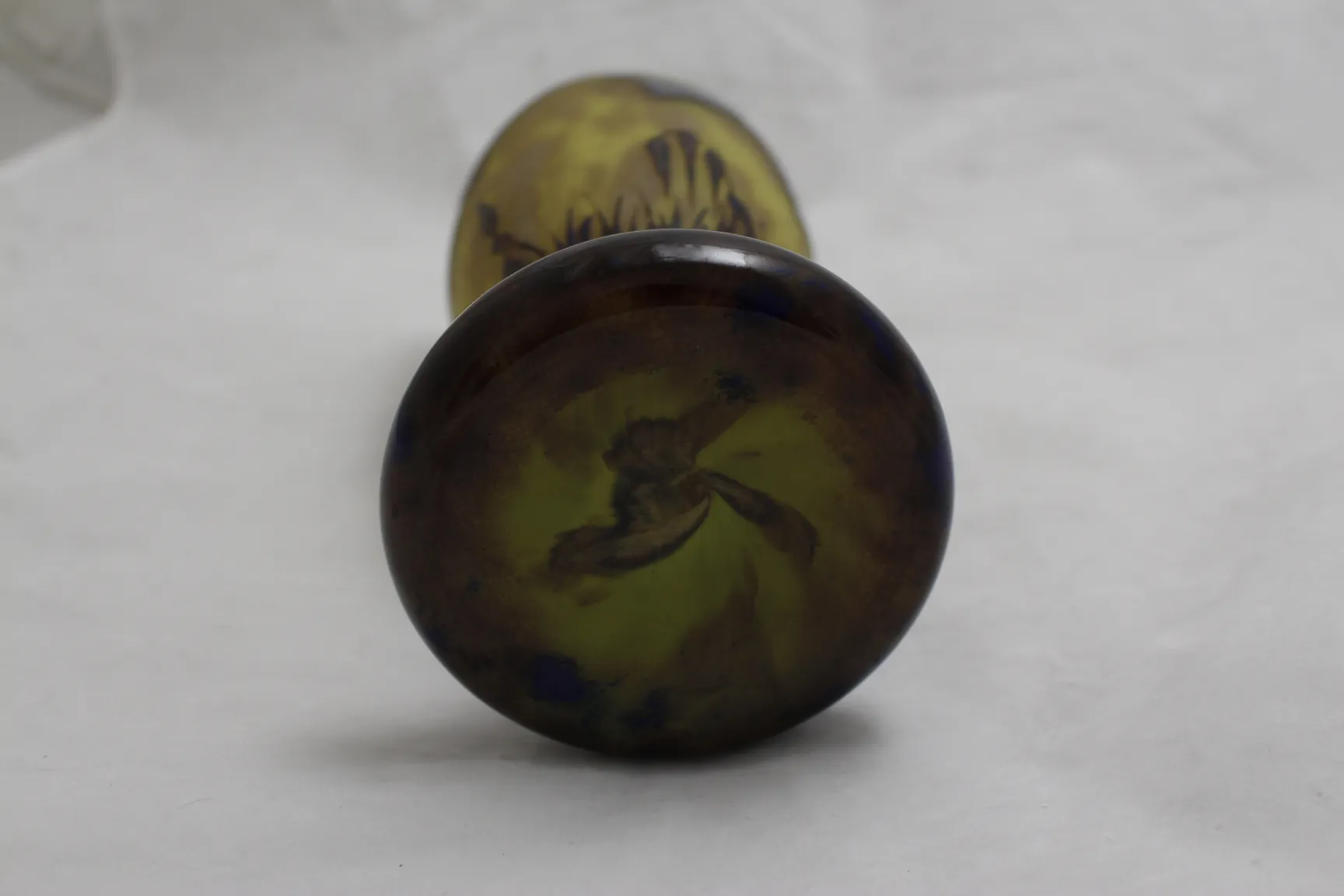 簽名玻璃 Le Verre 展示出鮮豔的圖案，背景中性。