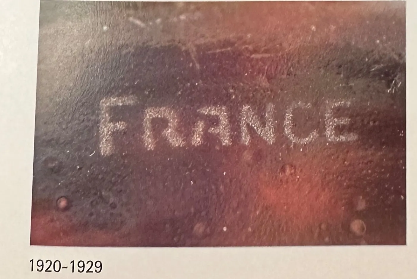 Verre signé ancien avec le texte 'FRANCE', détails visibles