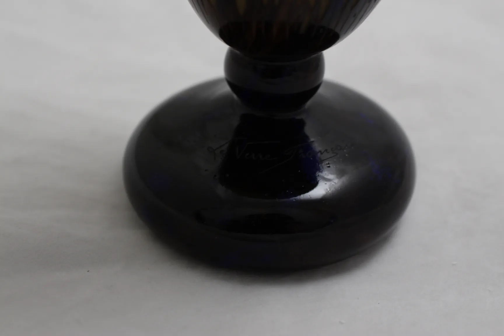 गहरे रंग के हस्ताक्षरित ग्लास le verre आधार का विस्तृत चित्र