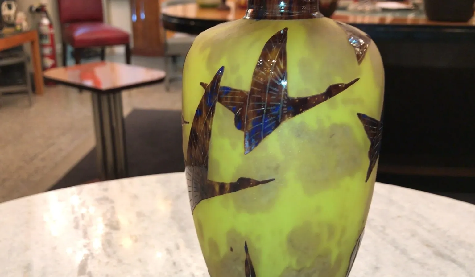 Vase en verre décoratif avec design de feuilles