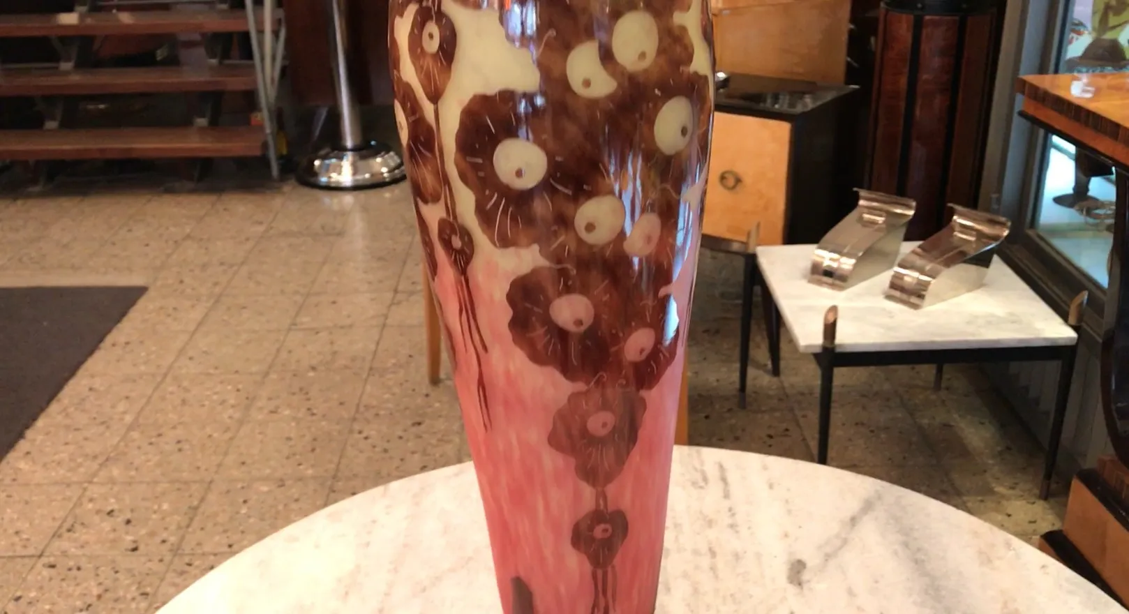 Vetro antiquariato firmato con decorazione floreale in toni di rosa