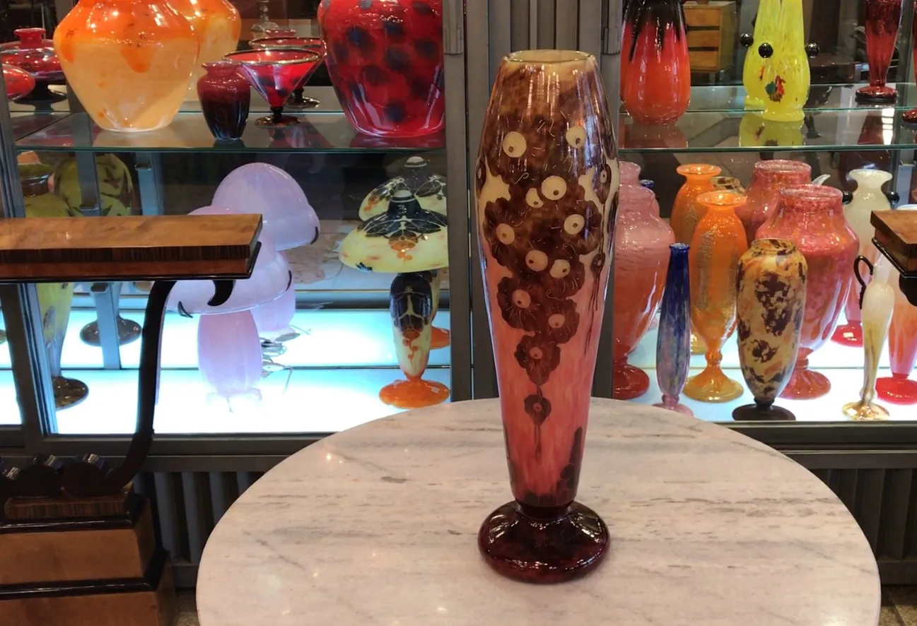 Beau verre signé Le Verre avec des détails floraux, dans un cadre antique coloré