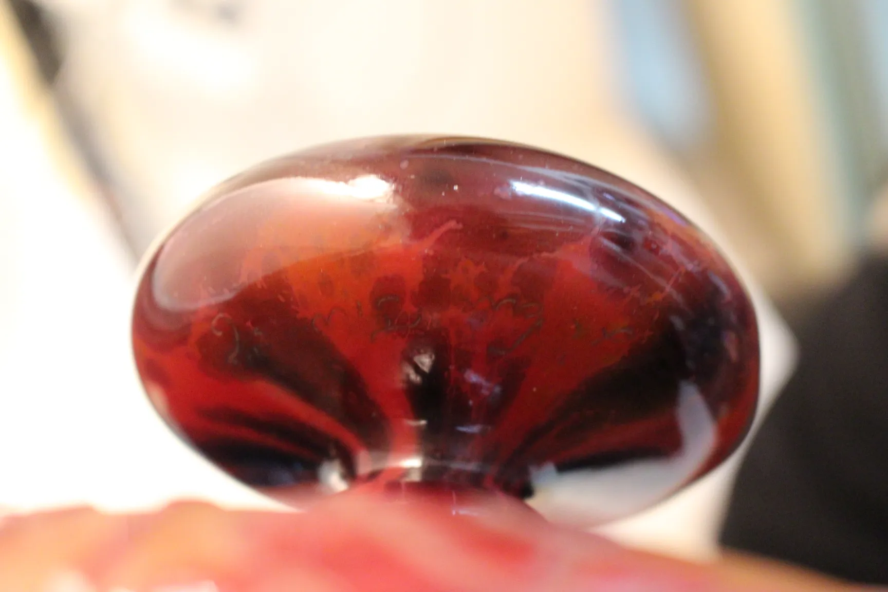 Антикварное подписанное стекло Le Verre, насыщенный красный цвет, блестящее, с привлекательными визуальными деталями.