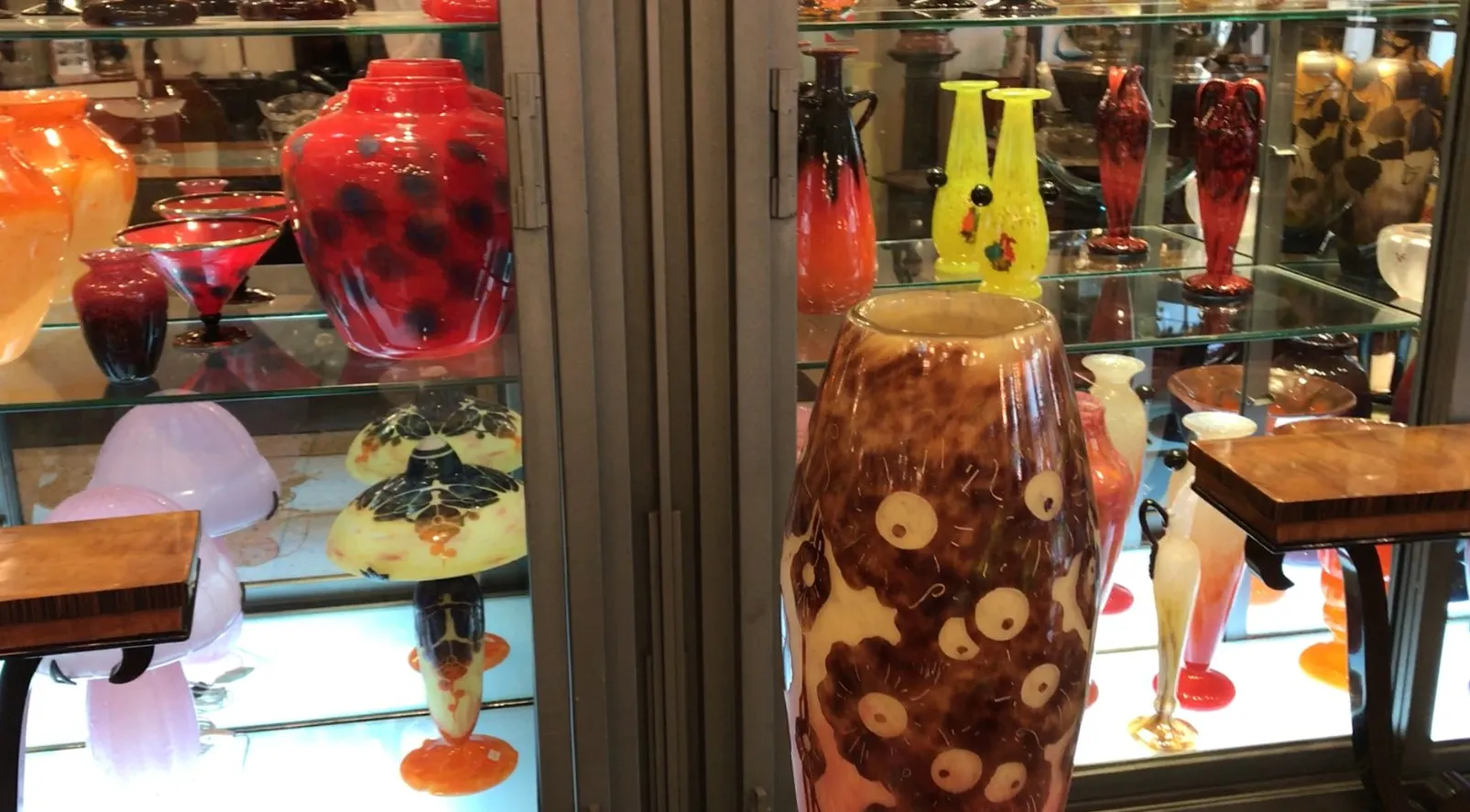 Vidro assinado Le Verre antigo com cores vibrantes na prateleira.