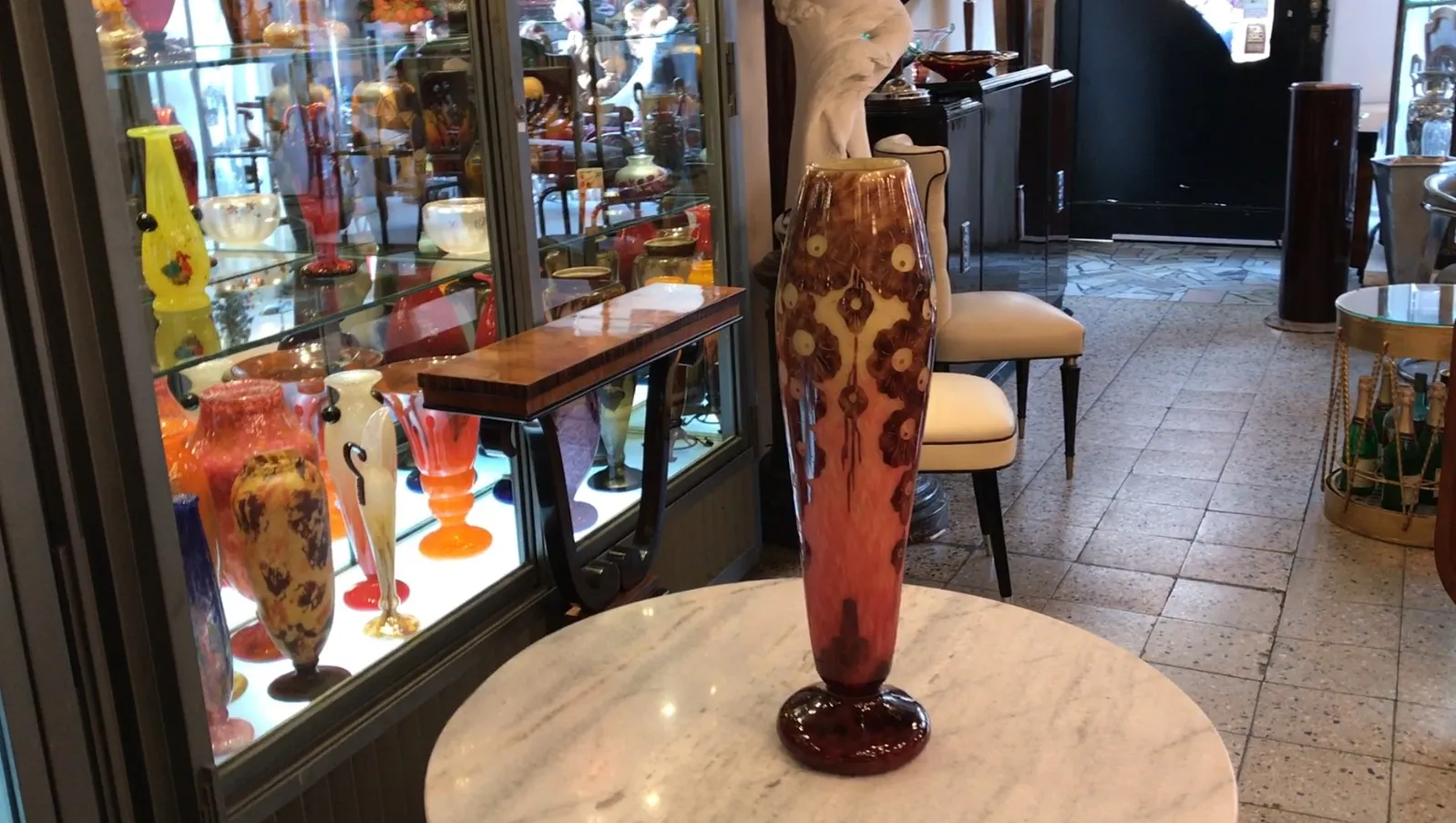 Magnifique verre signé Le Verre dans un cadre ancien coloré.