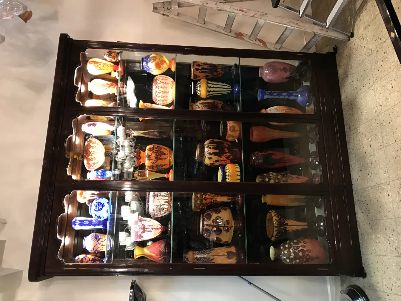 Vitrine mit verschiedenen antiken signierten Gläsern.