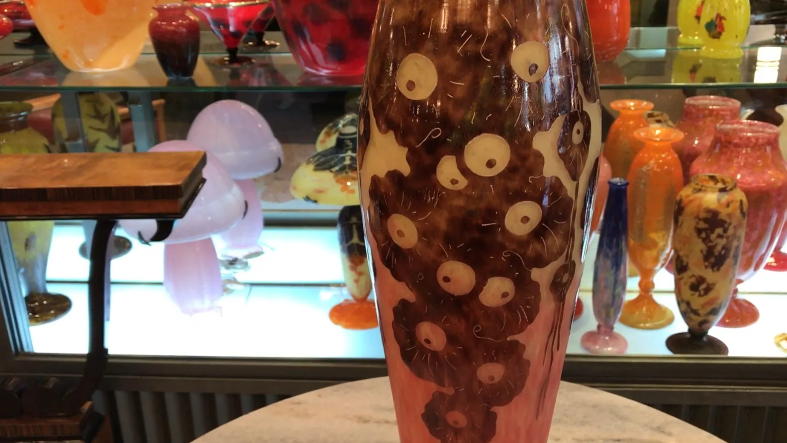 vase antico con design colorato e sfondo accattivante