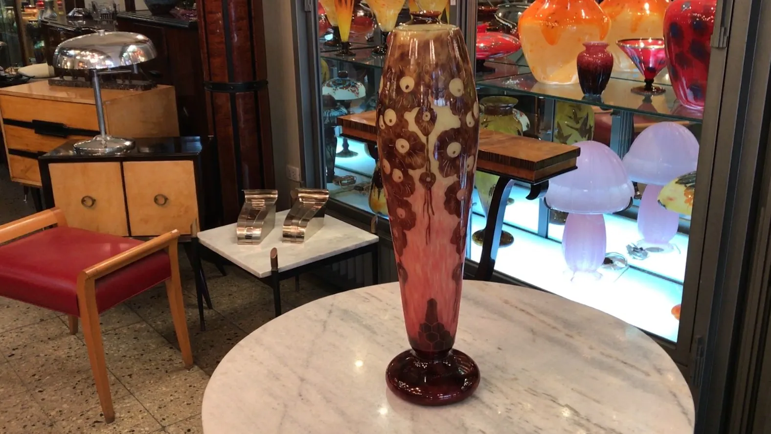 Vetro antico di Le Verre con decorazioni floreali e colori tenui