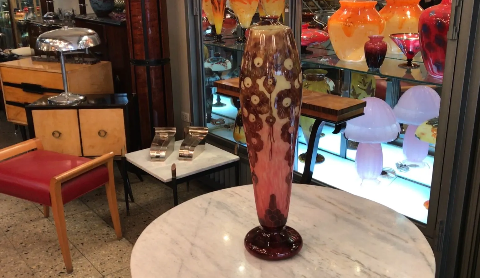 Vase antique en verre signé Le Verre avec des motifs floraux