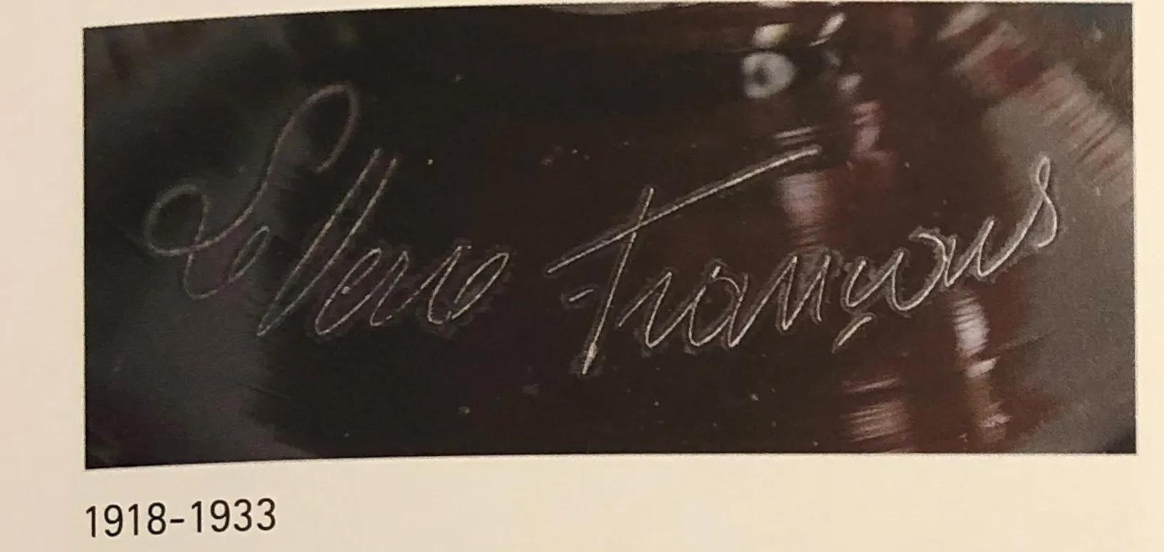 Signiertes Glas Le Verre französisch mit klarer und eleganter Inschrift.