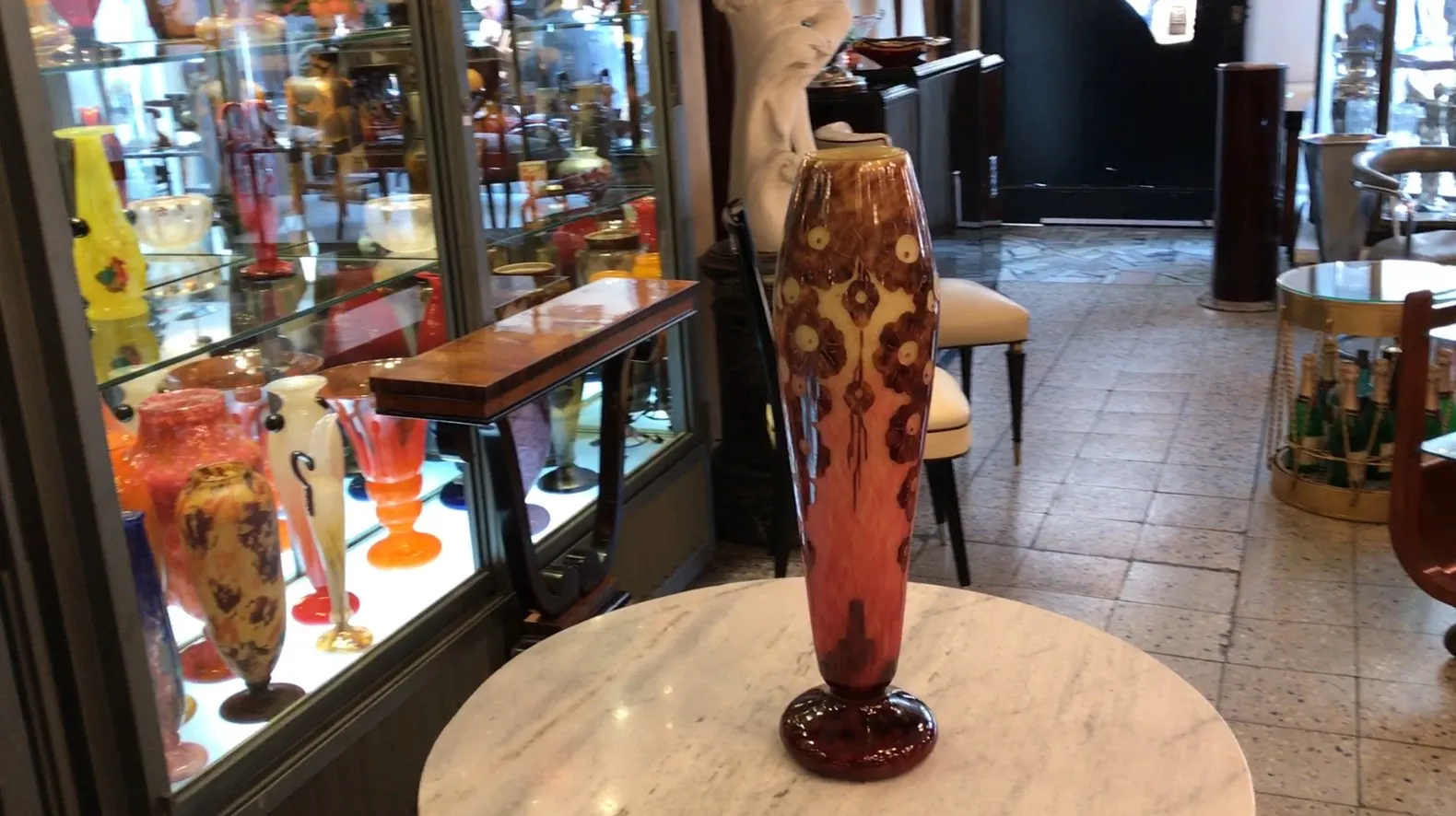 Antiquariato vetro firmato Le Verre, decorativo e colorato, esposto in un negozio