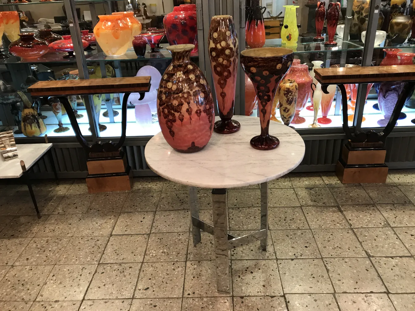 Vidro antigo assinado Le Verre francês em exibição com outros itens