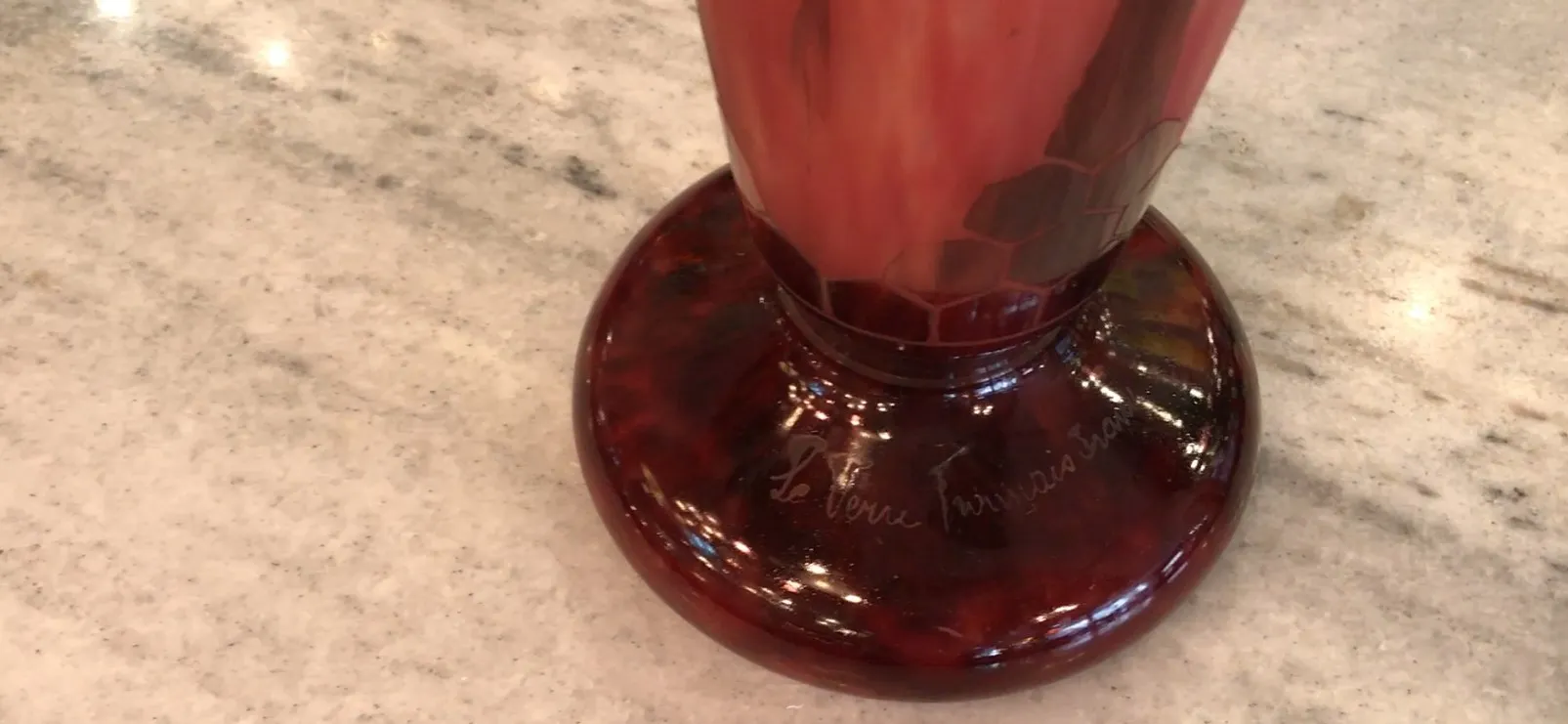 زجاج-قديم-موقّع-le-verre مع قاعدة مزخرفة، خلفية فاتحة.