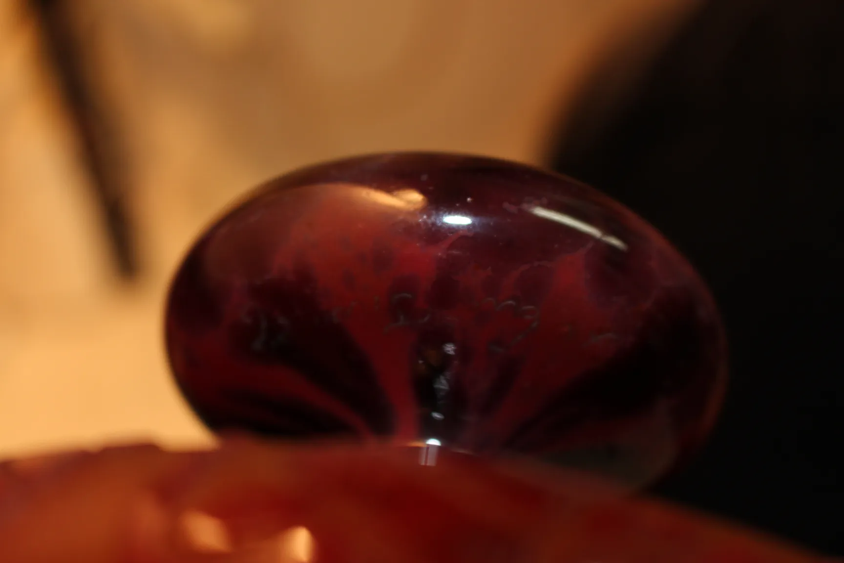 Nahaufnahme eines signierten Glases le verre mit bunten Details.